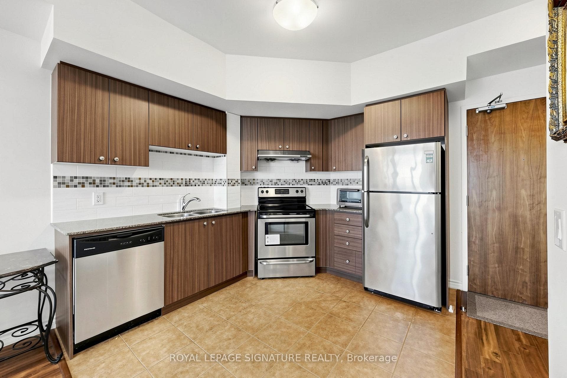 8323 KENNEDY Road Unit 816 photo 8