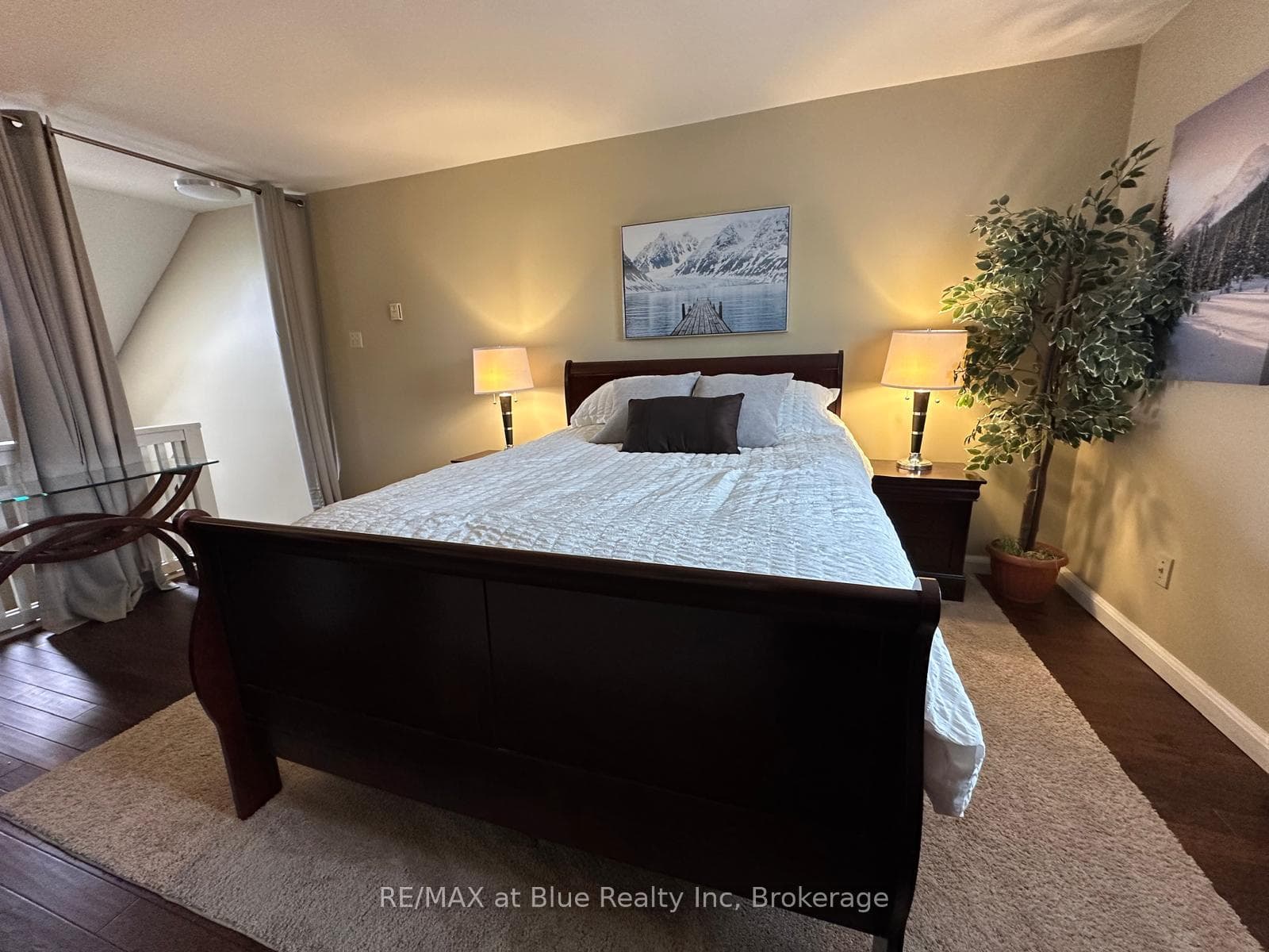 200 ESCARPMENT Crescent photo 5