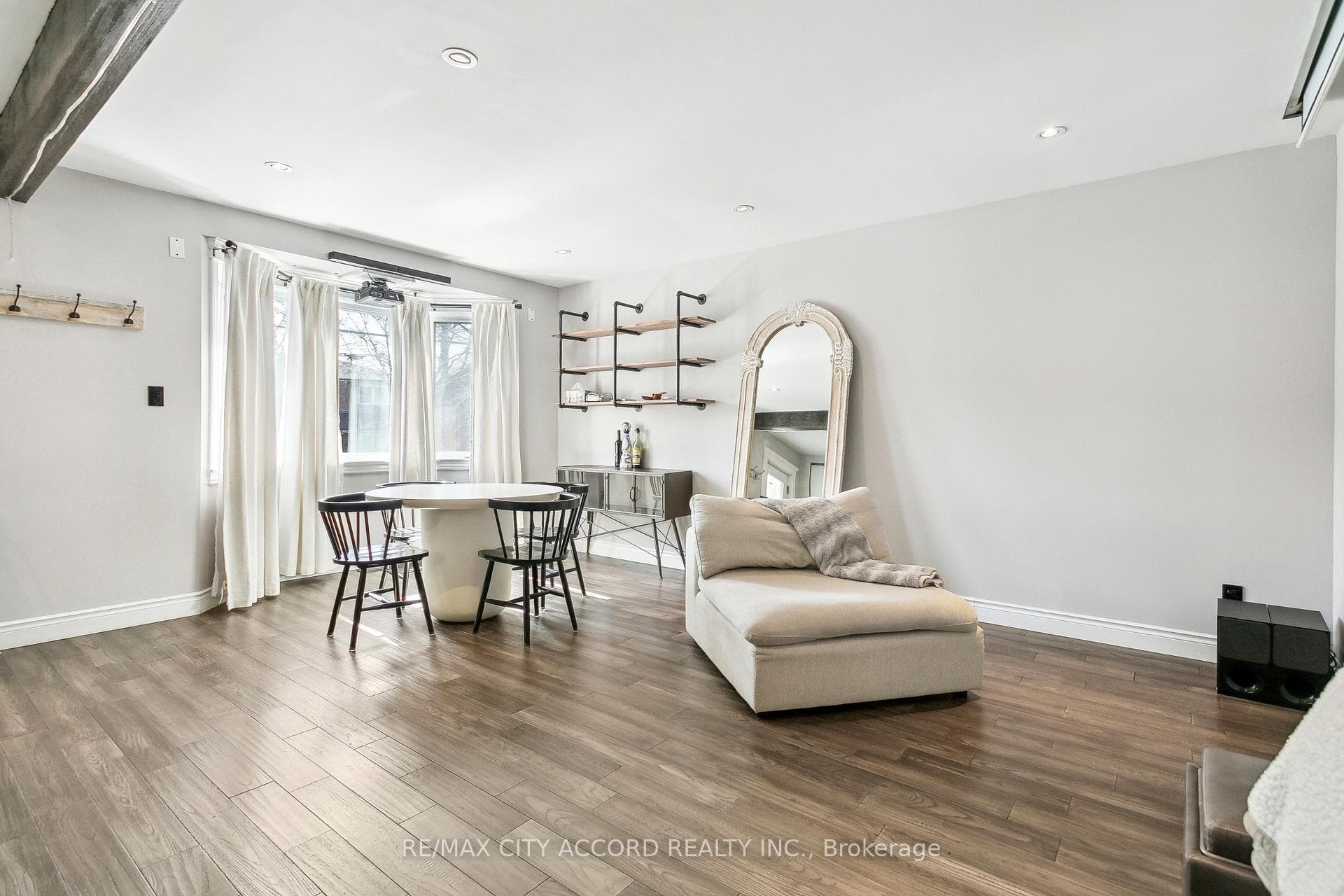 2108 Lawrence Avenue photo 14