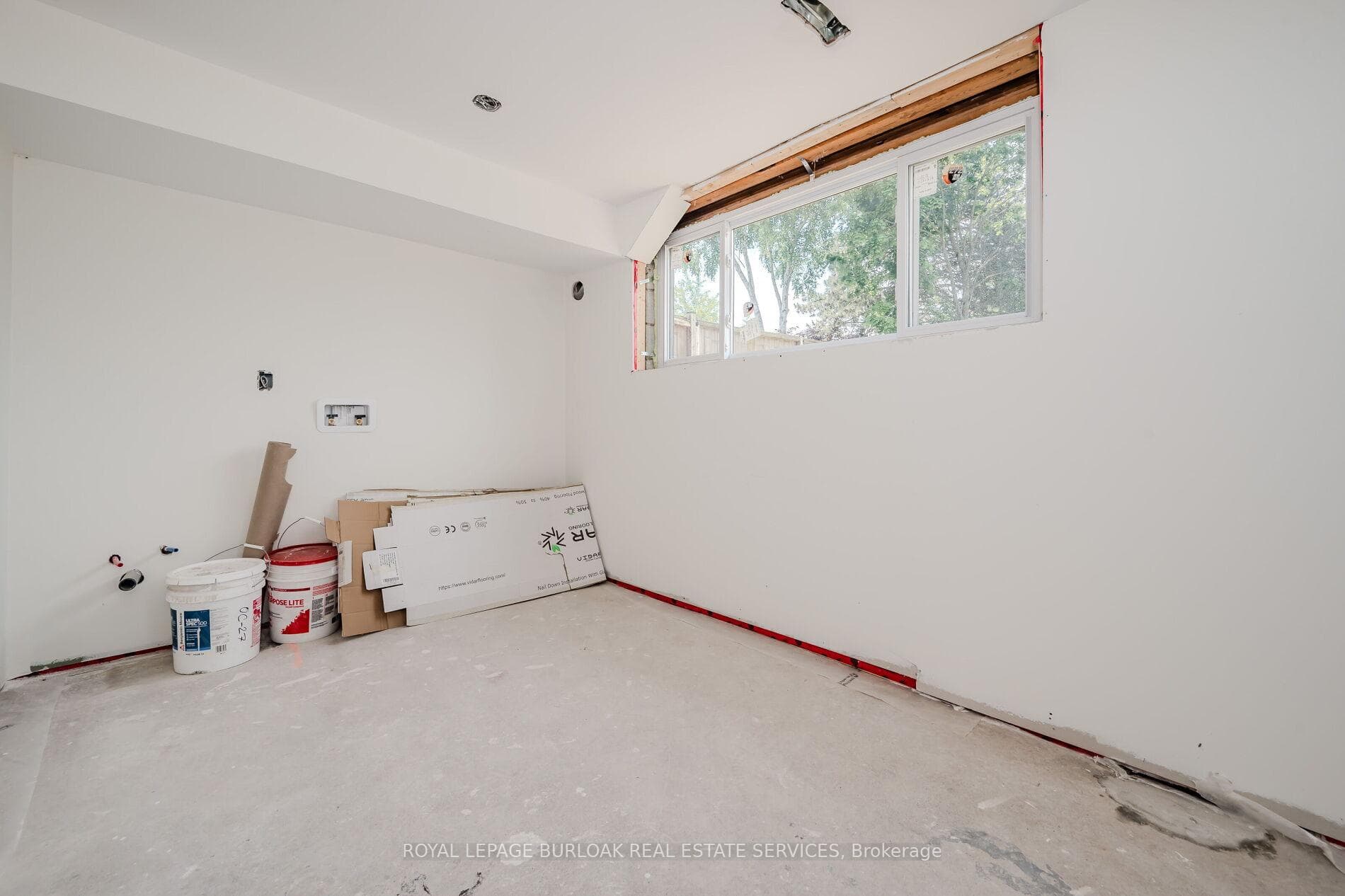 640 Dynes Road photo 33