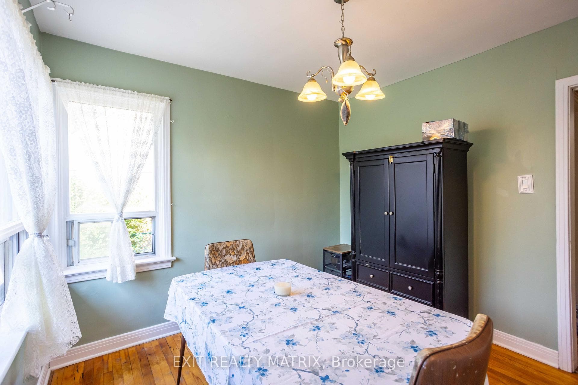 552 Dunbrack Street photo 10