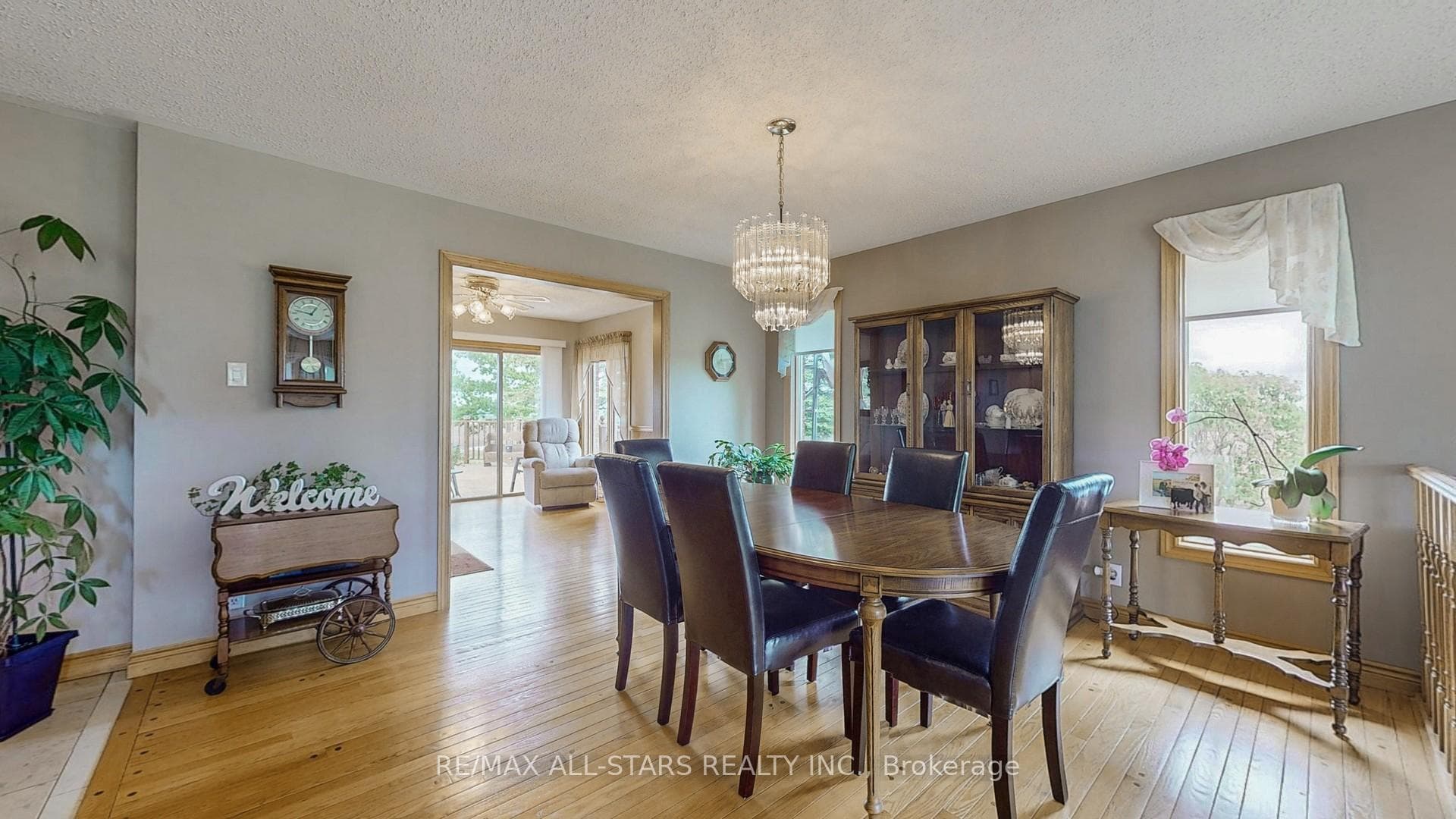 215 The Queensway Road photo 9