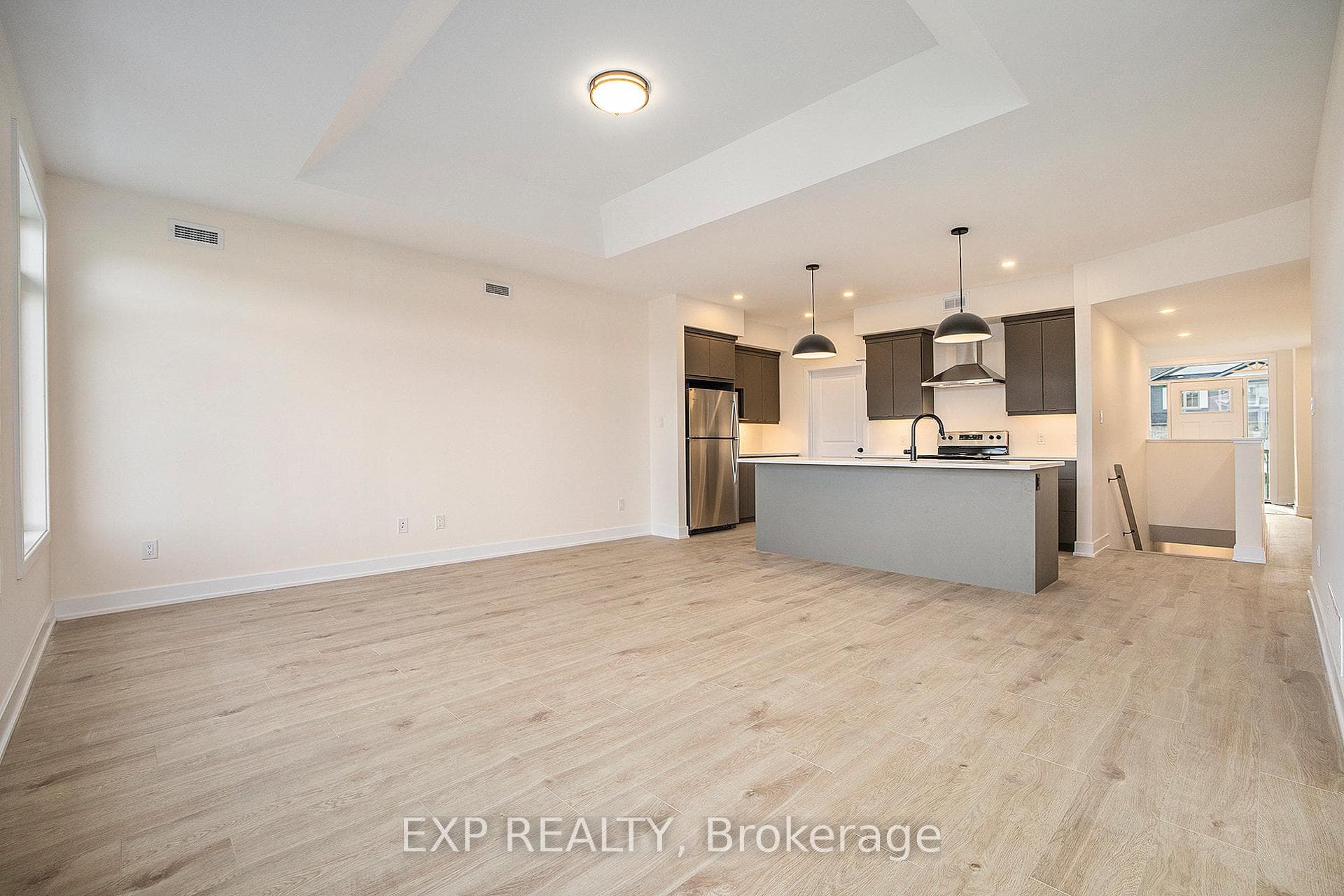 86 WHITCOMB Crescent photo 8