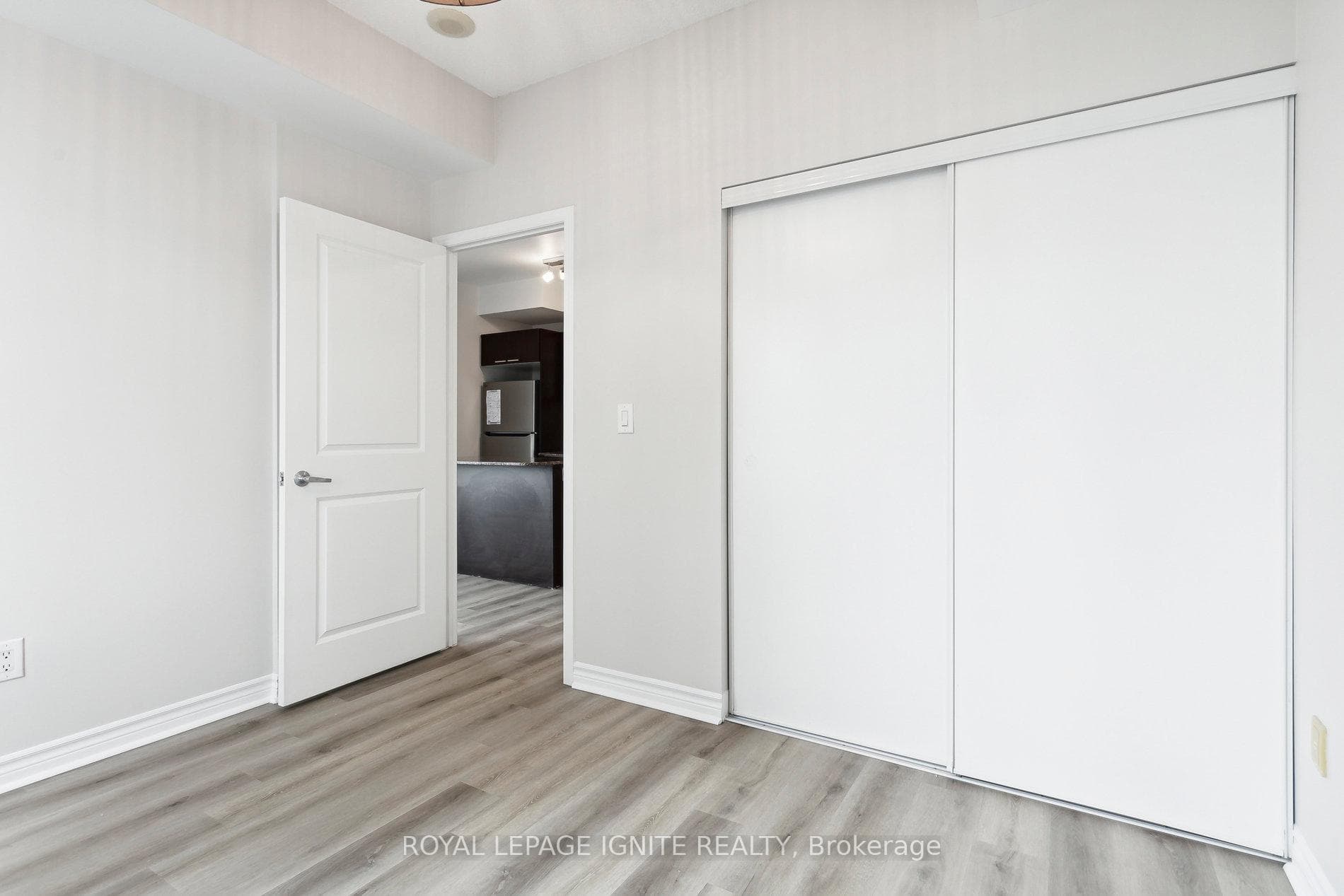 385 Prince Of Wales Drive Unit 2402 photo 18