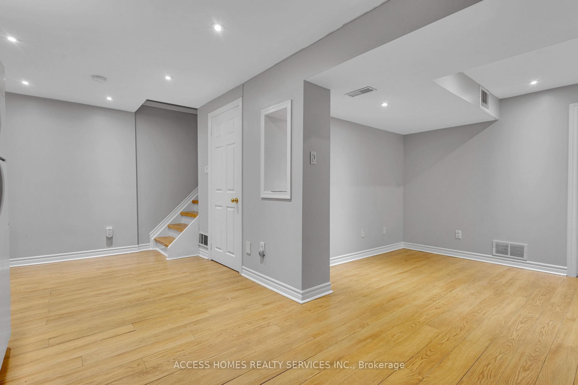 112 Banting Crescent photo 31