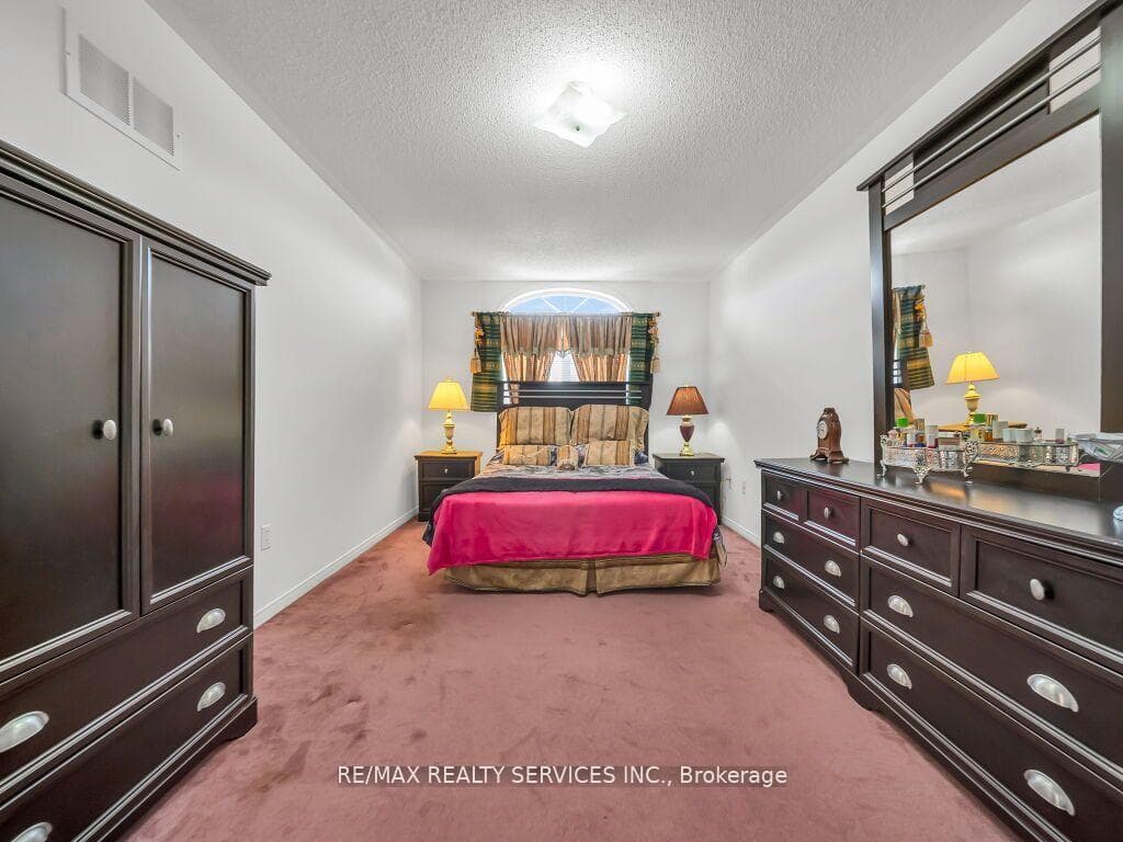 118 Queen Mary Drive photo 20