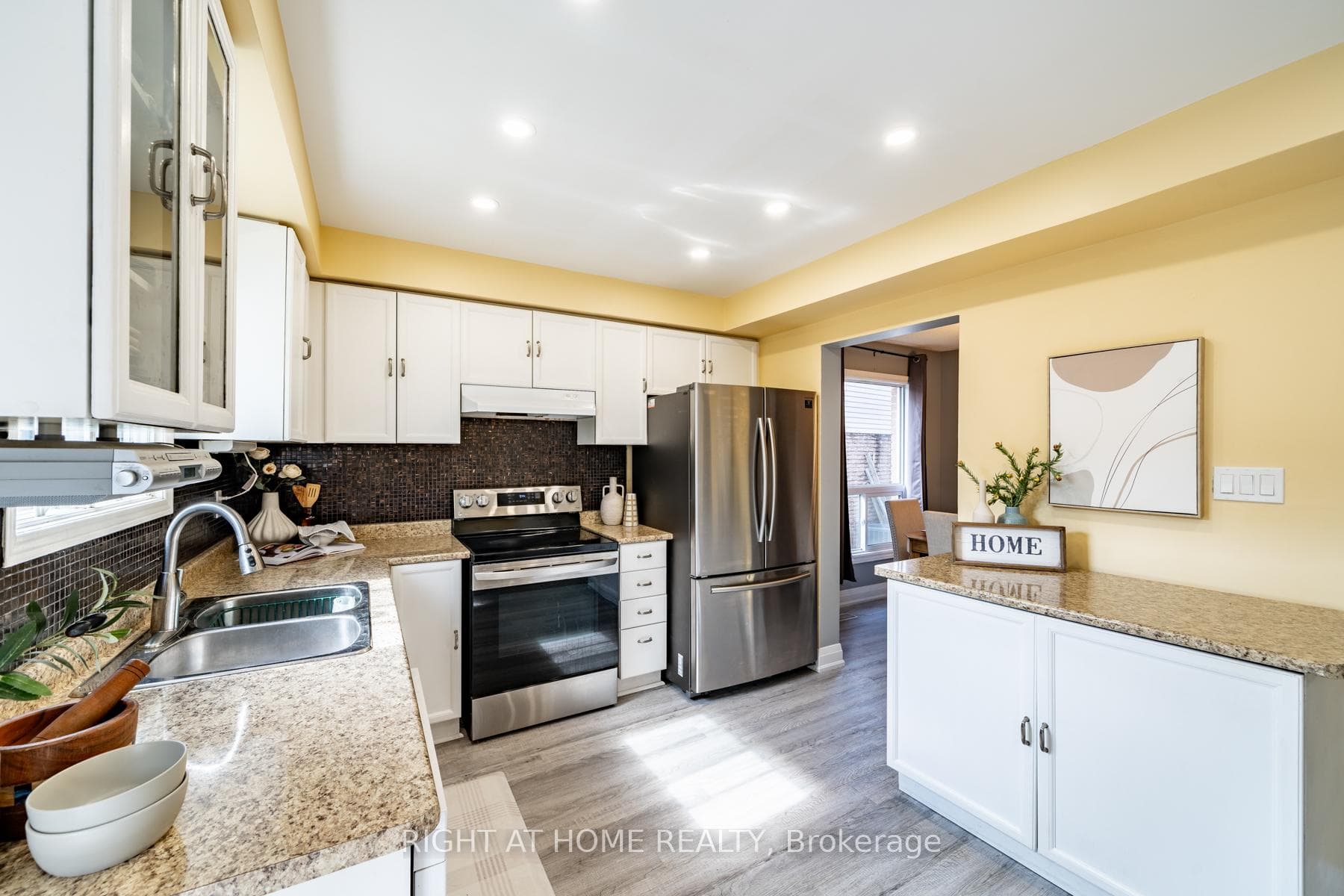 887 Attersley Drive photo 17