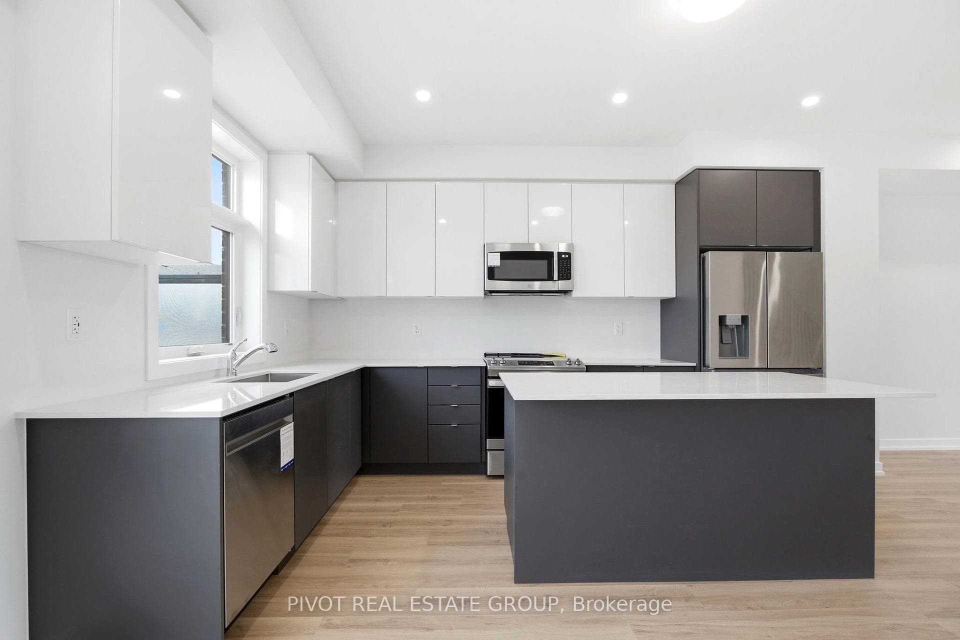 2752 Lawrence Avenue photo 18