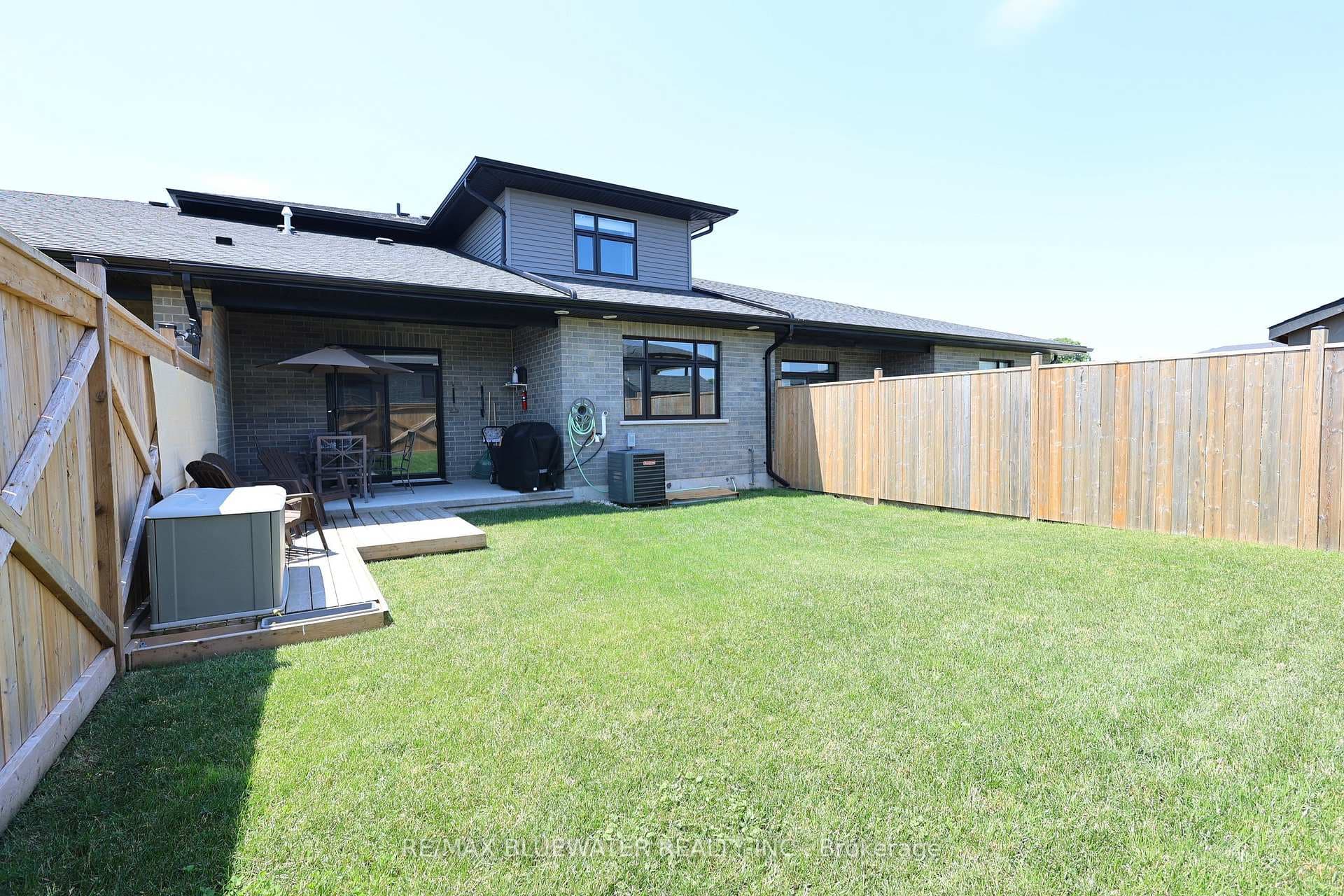 584 Albert Street photo 37