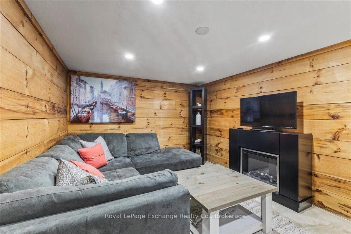 819 Wilson Avenue photo 16