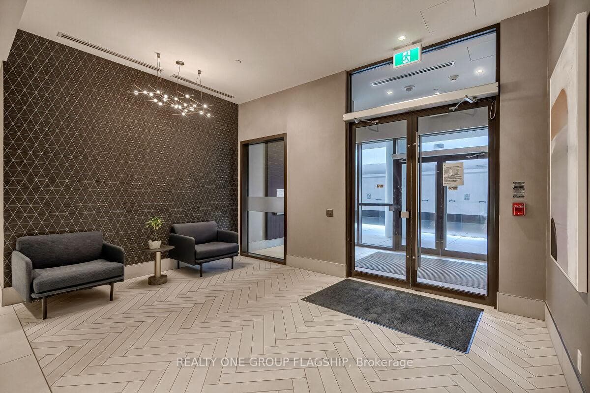 2550 Simcoe Street Unit 421 photo 3