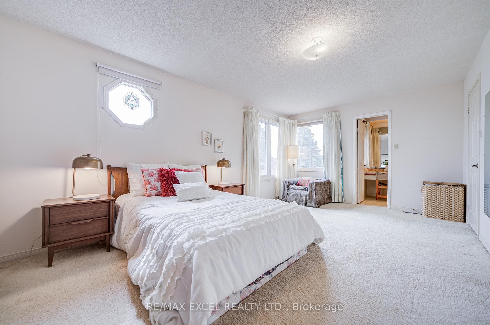 74 Holmbush Crescent photo 45