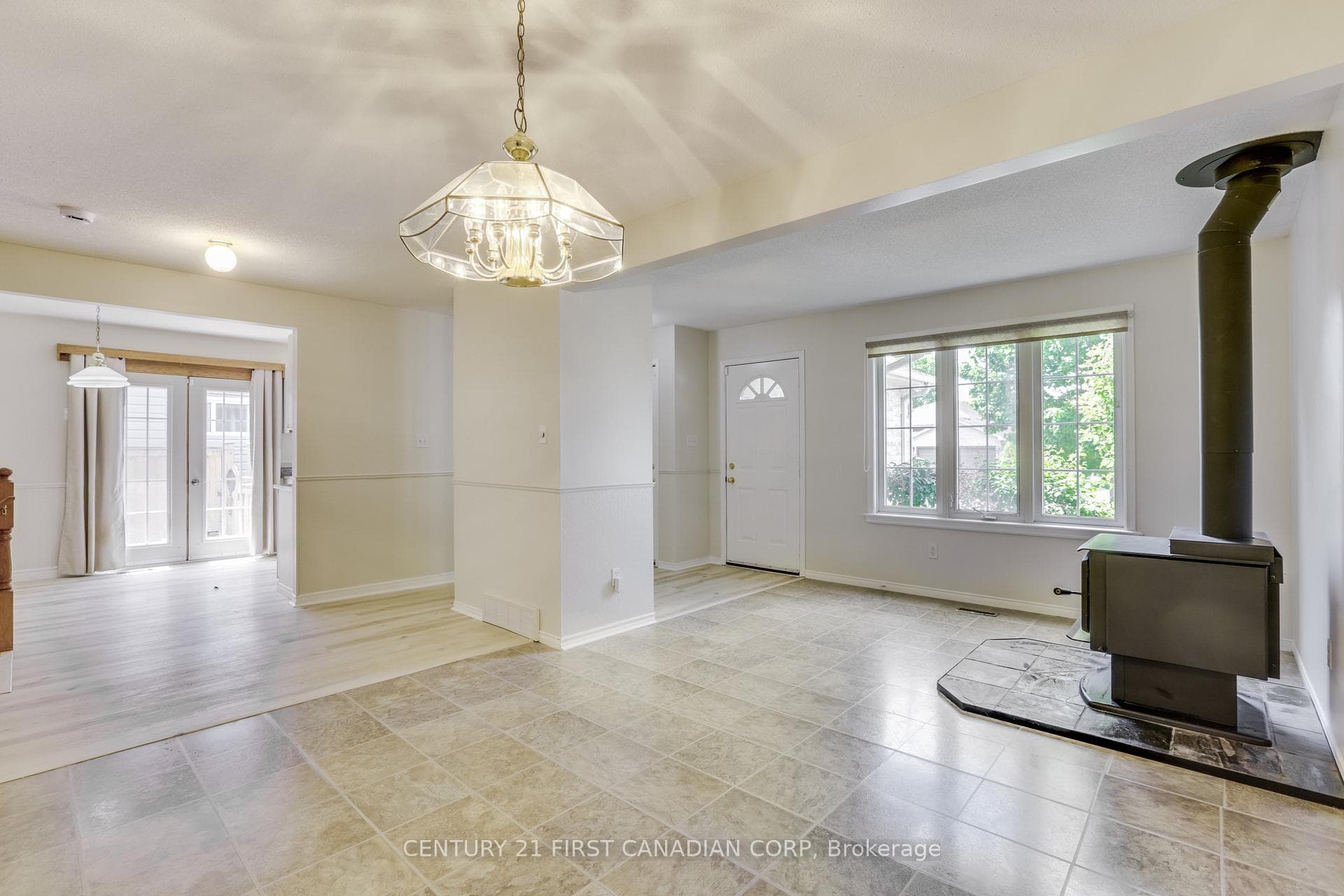 604 Talltree Crescent photo 8