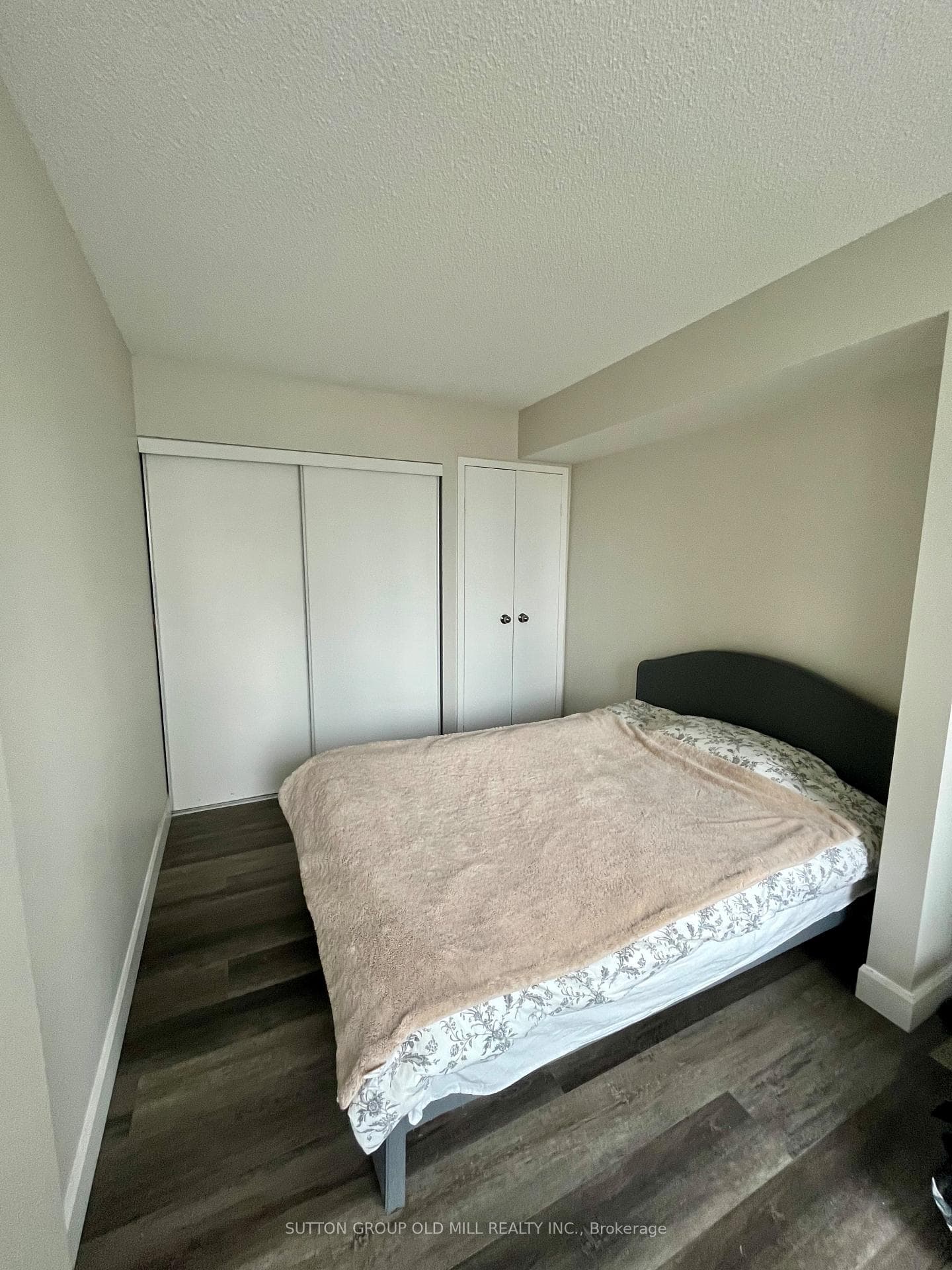 10 Yonge Street Unit 1909 photo 4