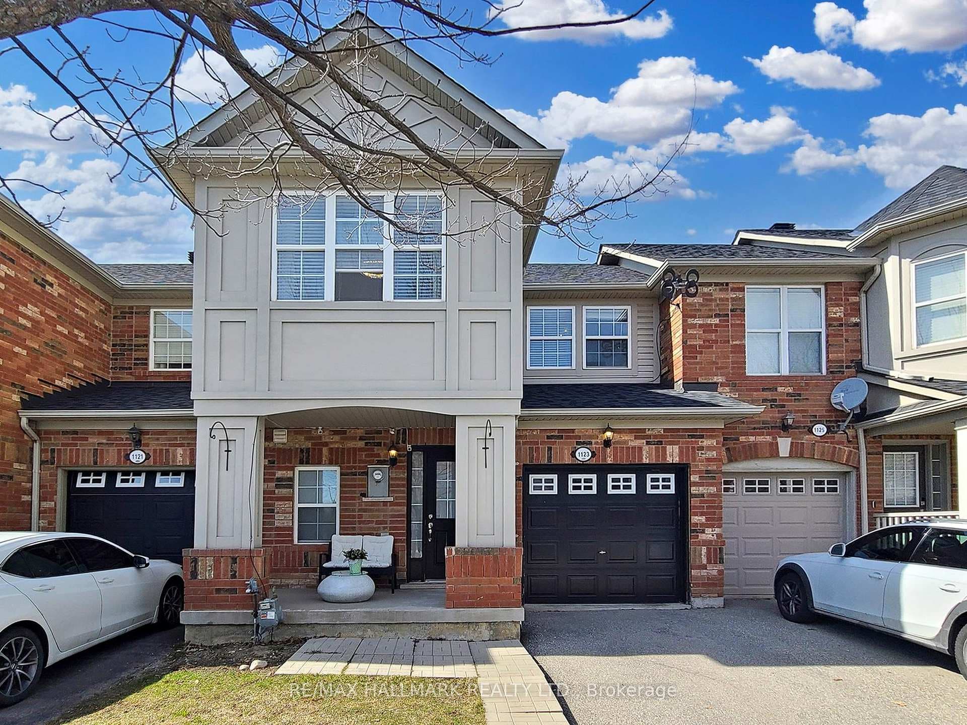 1123 Riddell Crescent photo 1