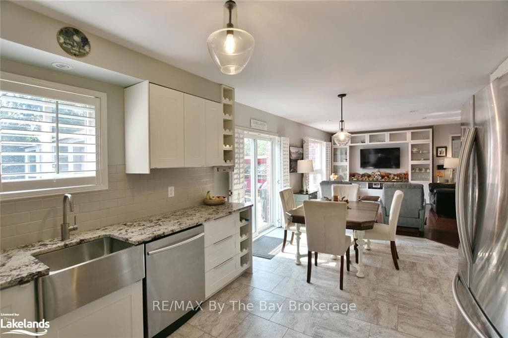61 REGINA Boulevard photo 18