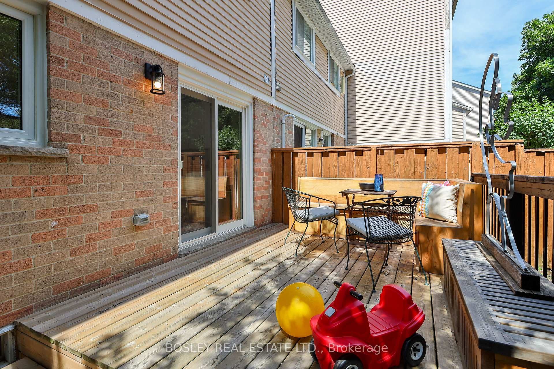 21 Courtleigh Square photo 32