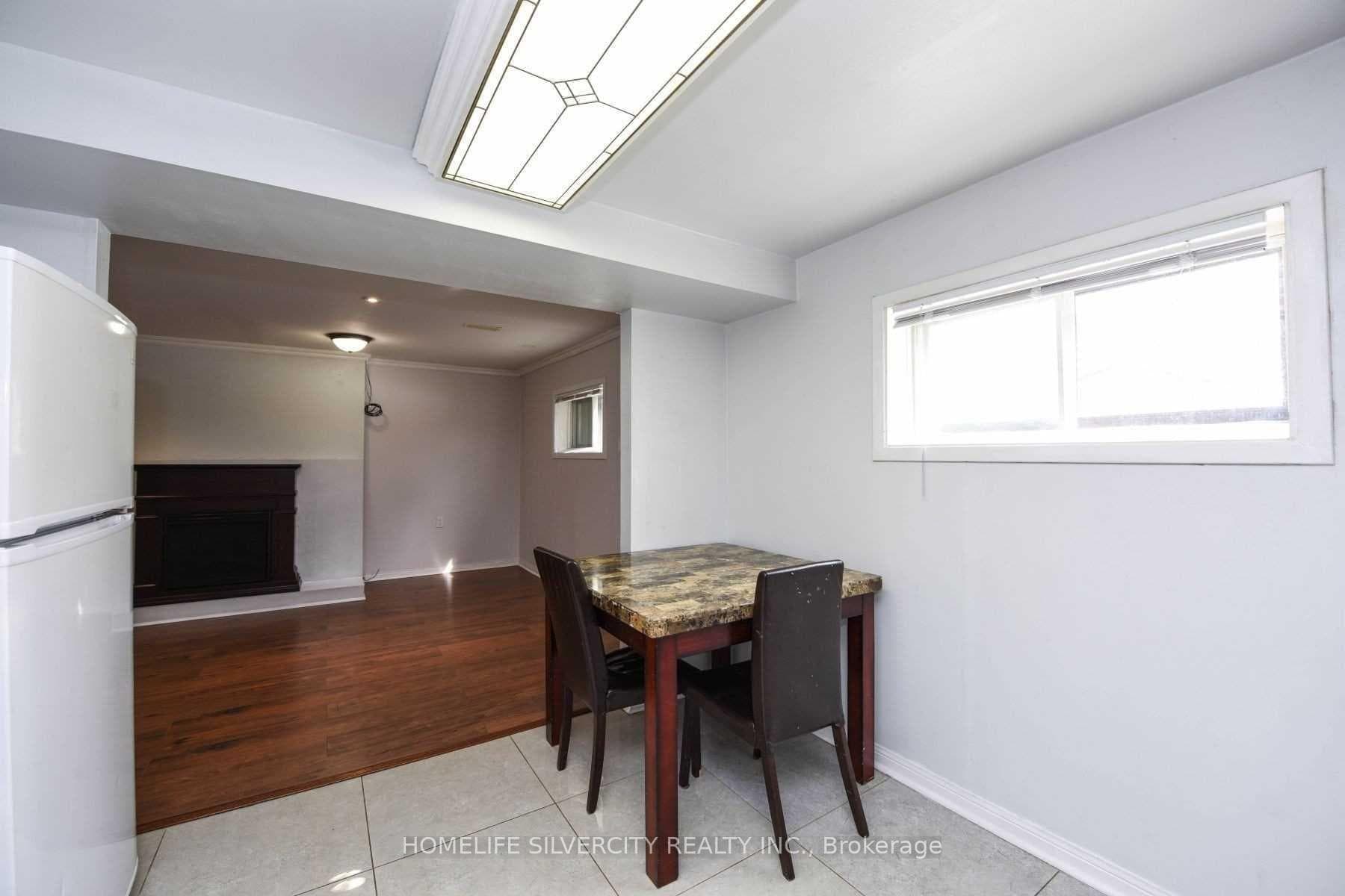 300 Royal Salisbury Way photo 5