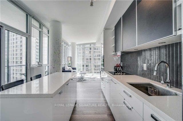 32 Davenport Road Unit 607 photo 2