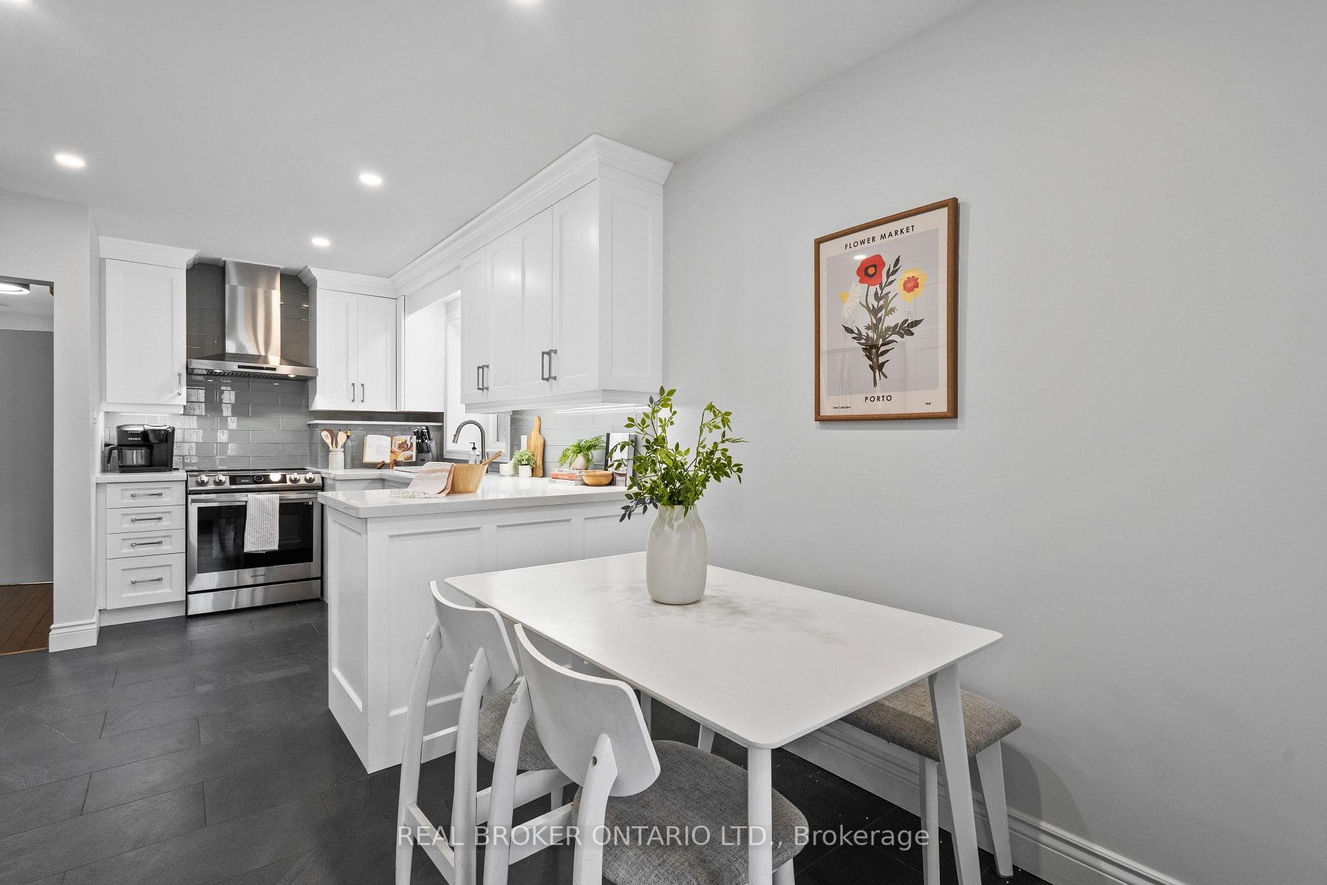 21 Decarie Circle photo 8