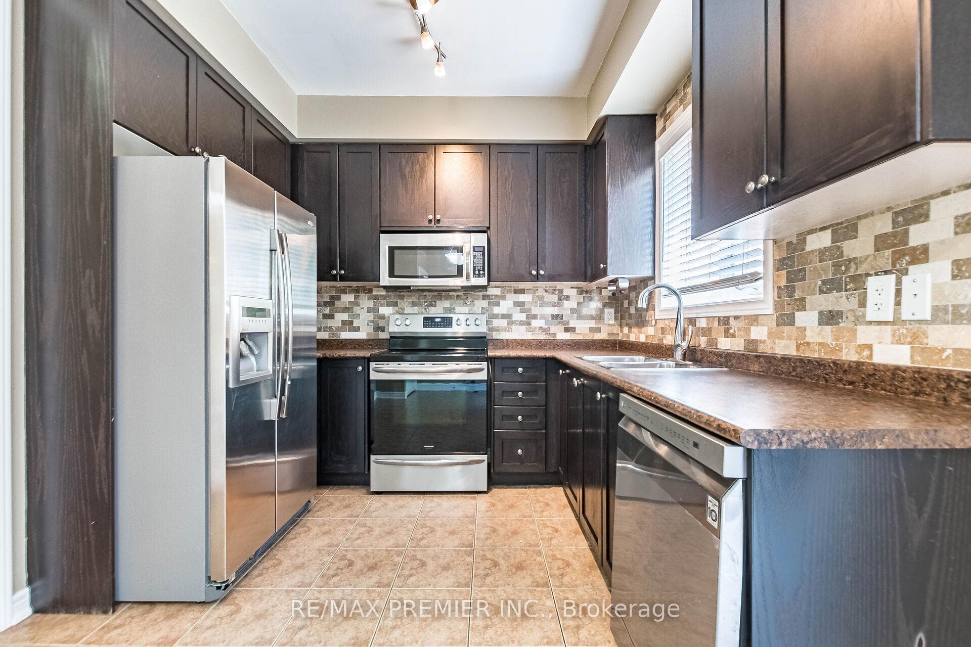 595 Grant Way photo 10