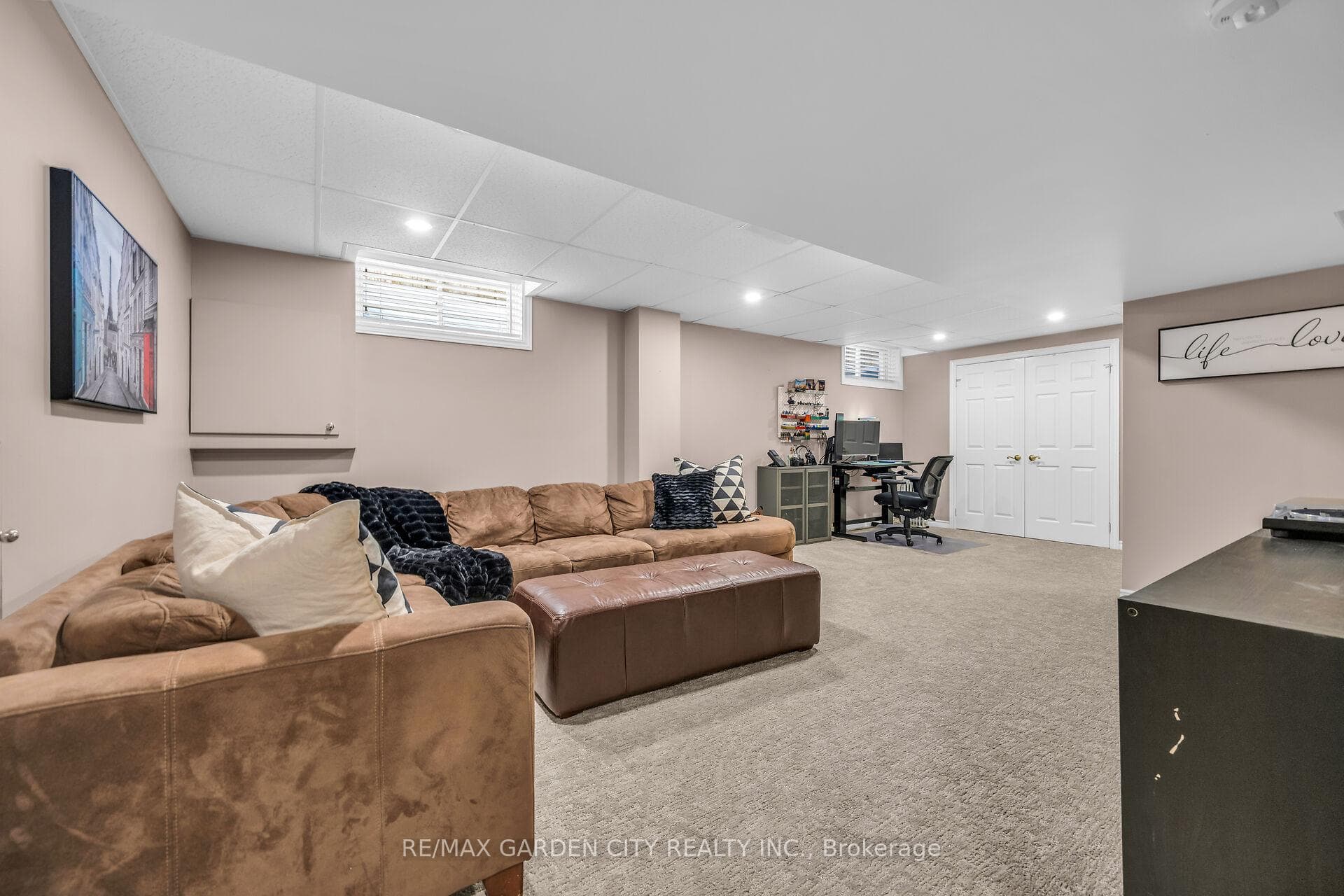 94 COLONIAL Crescent photo 23
