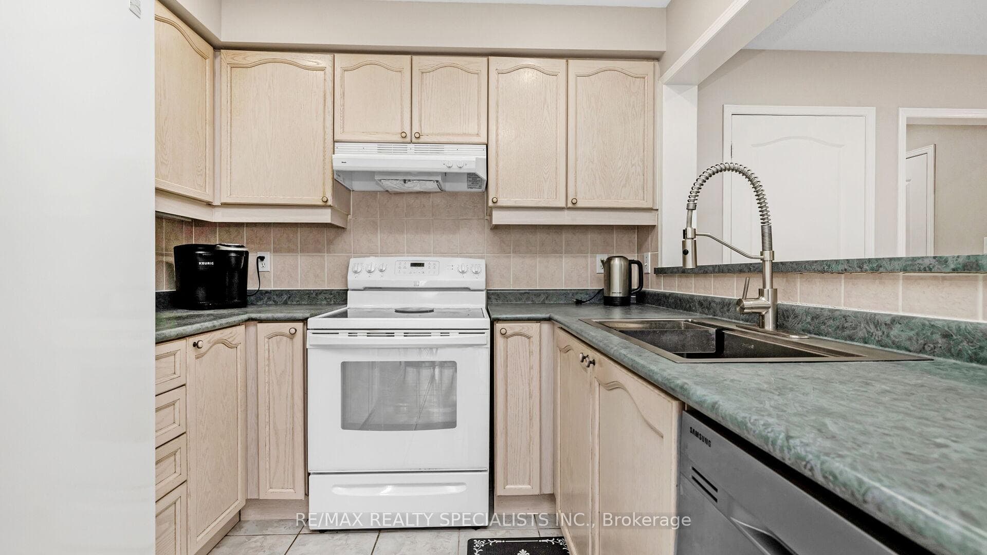 10 Fordwich Boulevard photo 18