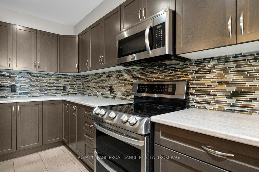1560 Davenport Crescent photo 13
