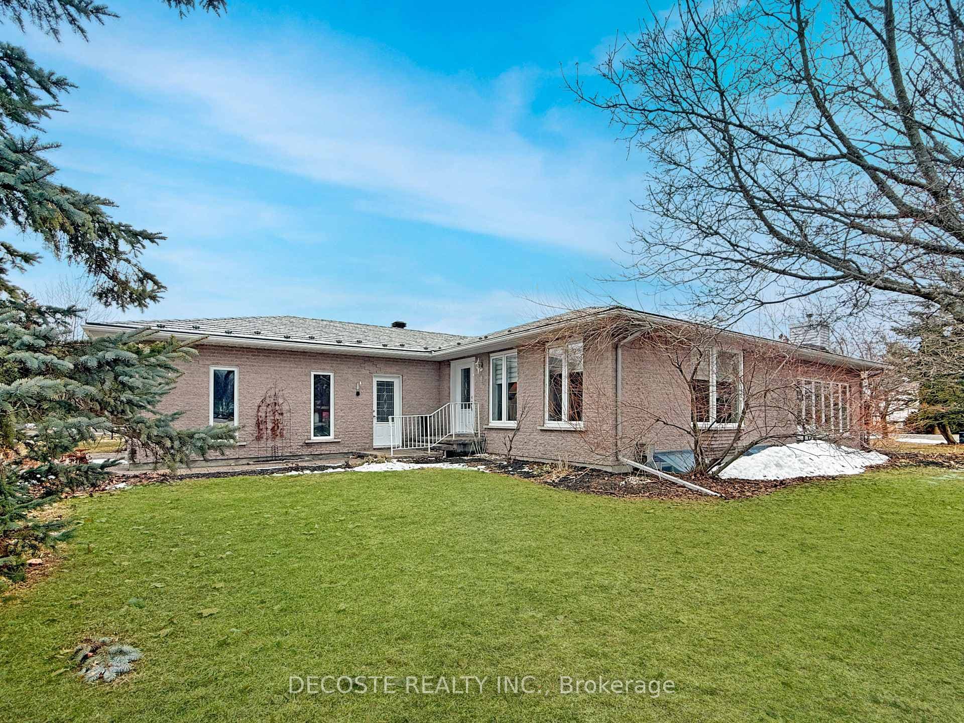 6298 Maclean Court photo 3
