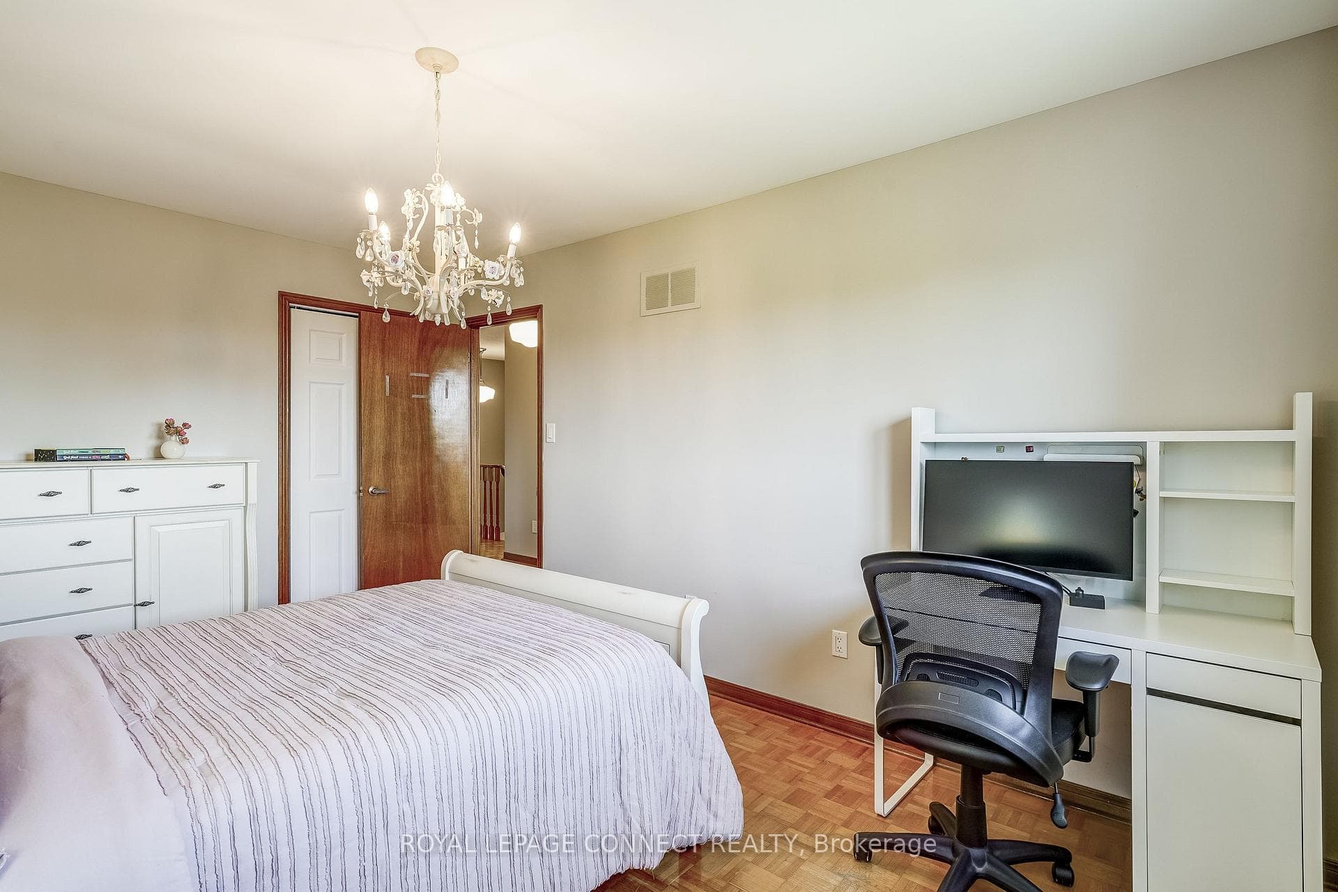 Picture Window & Close Closet