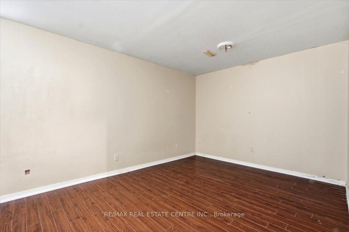 15 Roehampton Crescent photo 22