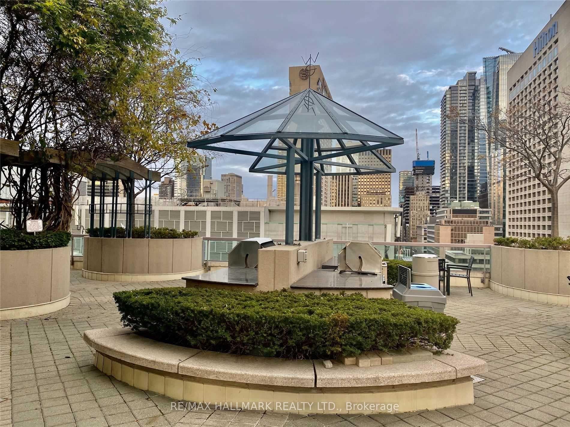 168 Simcoe Street Unit 1007 photo 11