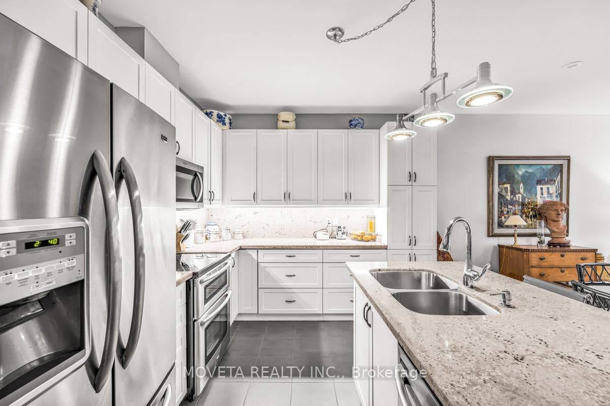 Gorgeous Kitchen with Granite Counter/Backspash