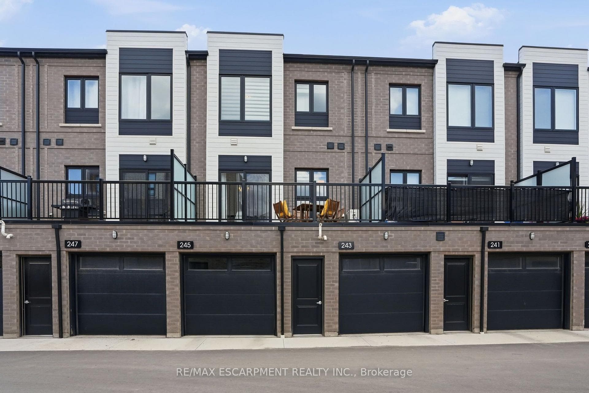 245 Burke Street photo 30