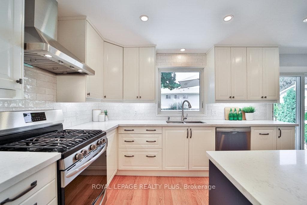 644 Maclaren Drive photo 17