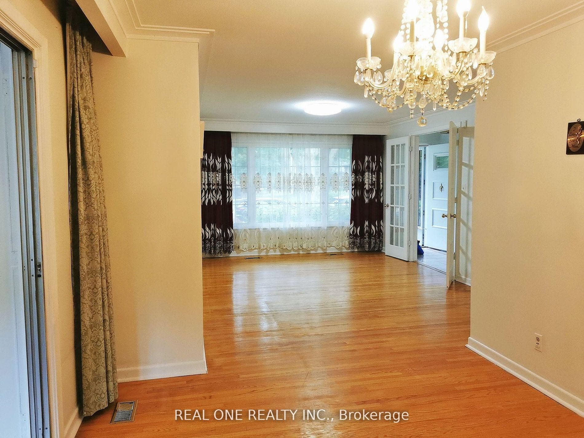 70 Southdale Drive photo 2