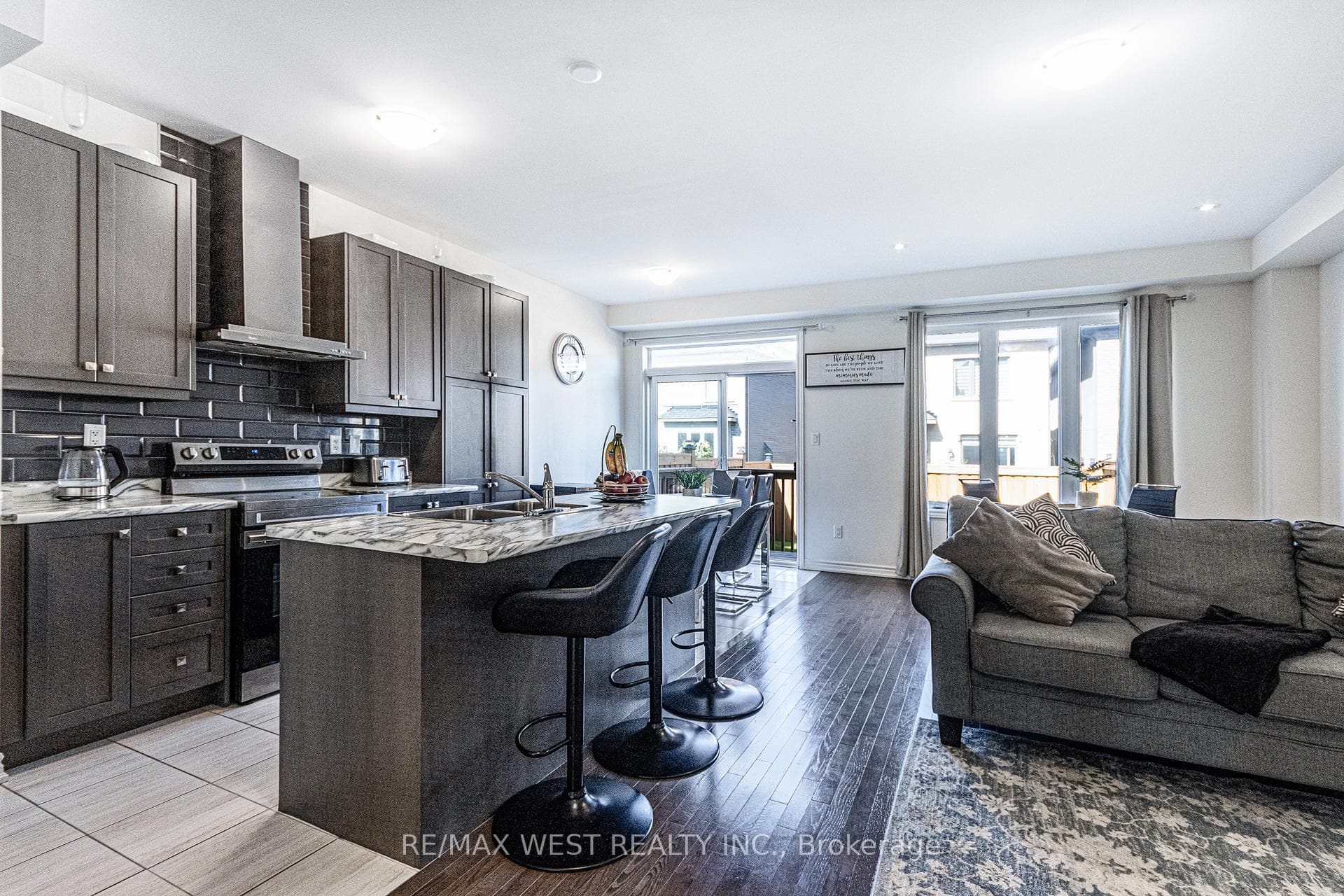 120 Ogston Crescent photo 4