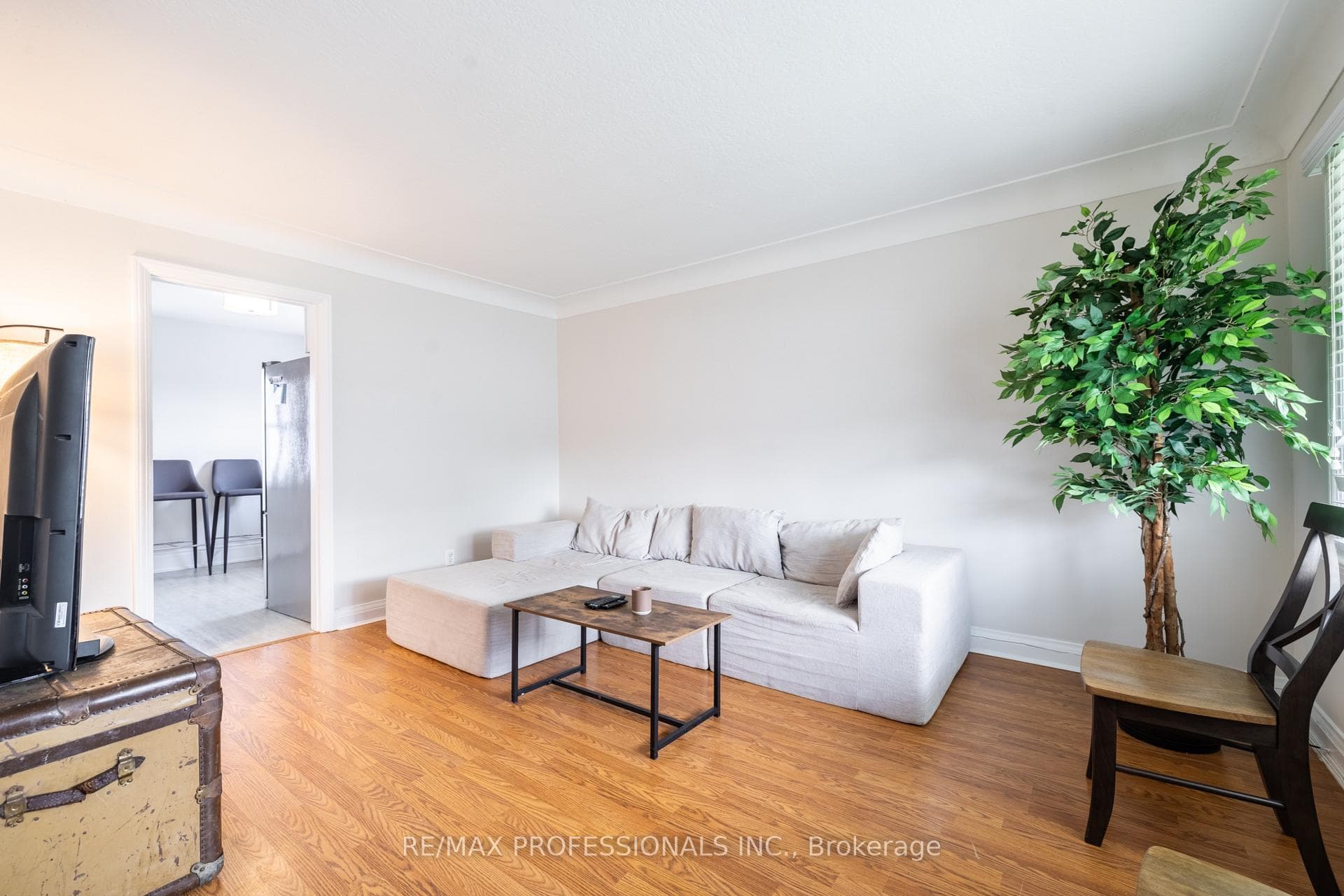 1045 Helena Street photo 9