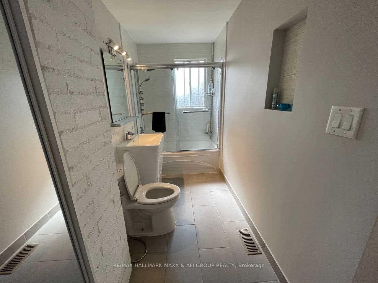 95 Cartier Crescent Unit Main photo 21