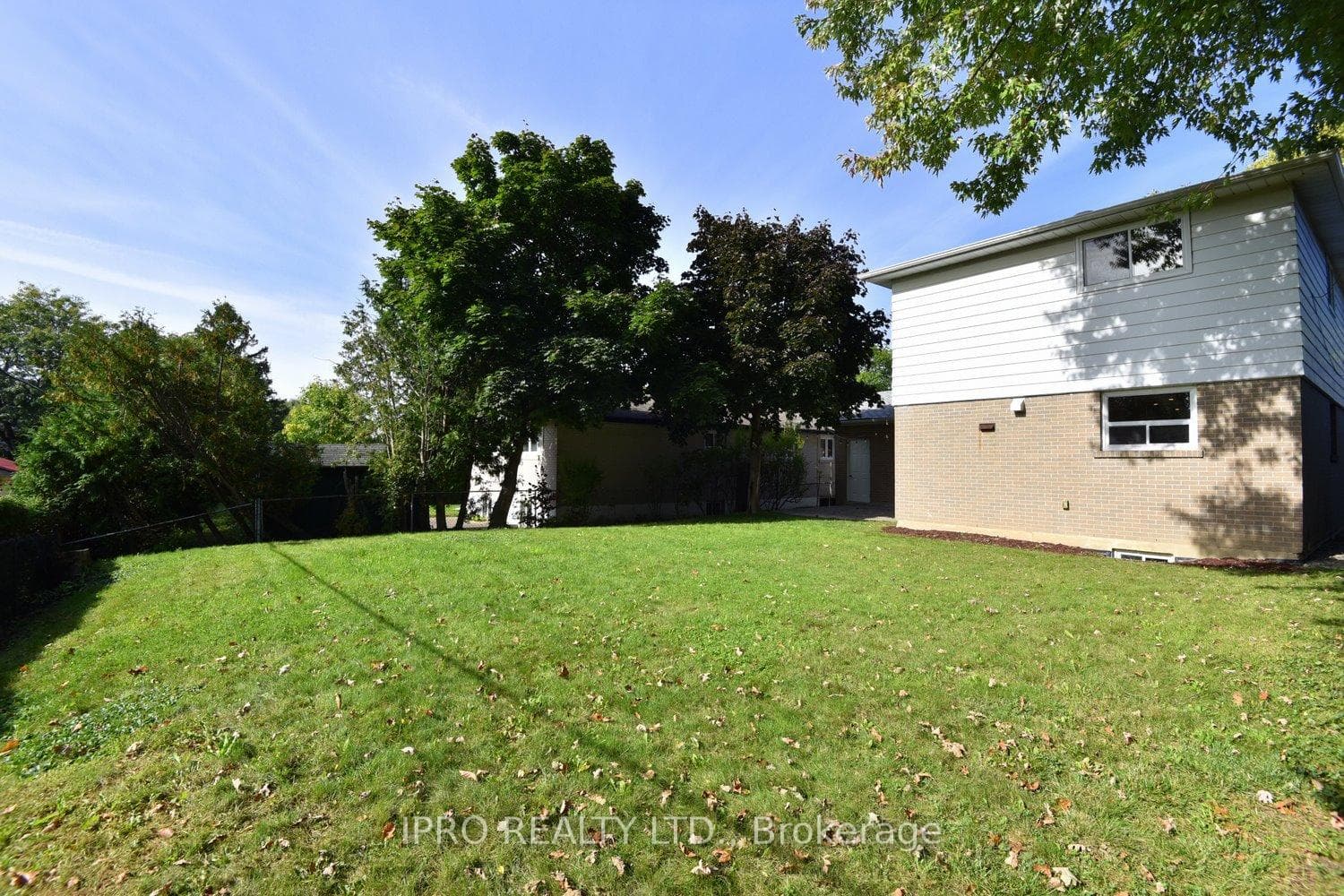 1420 Chalice Crescent photo 33