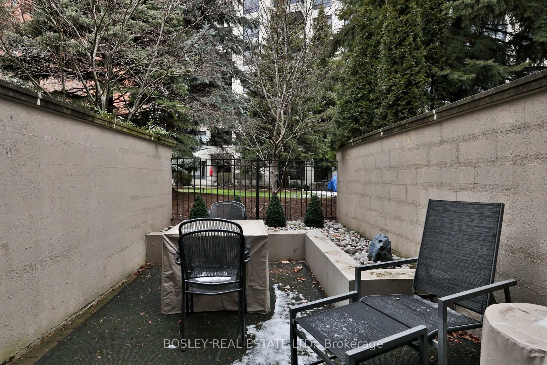 102 Pleasant Boulevard photo 32