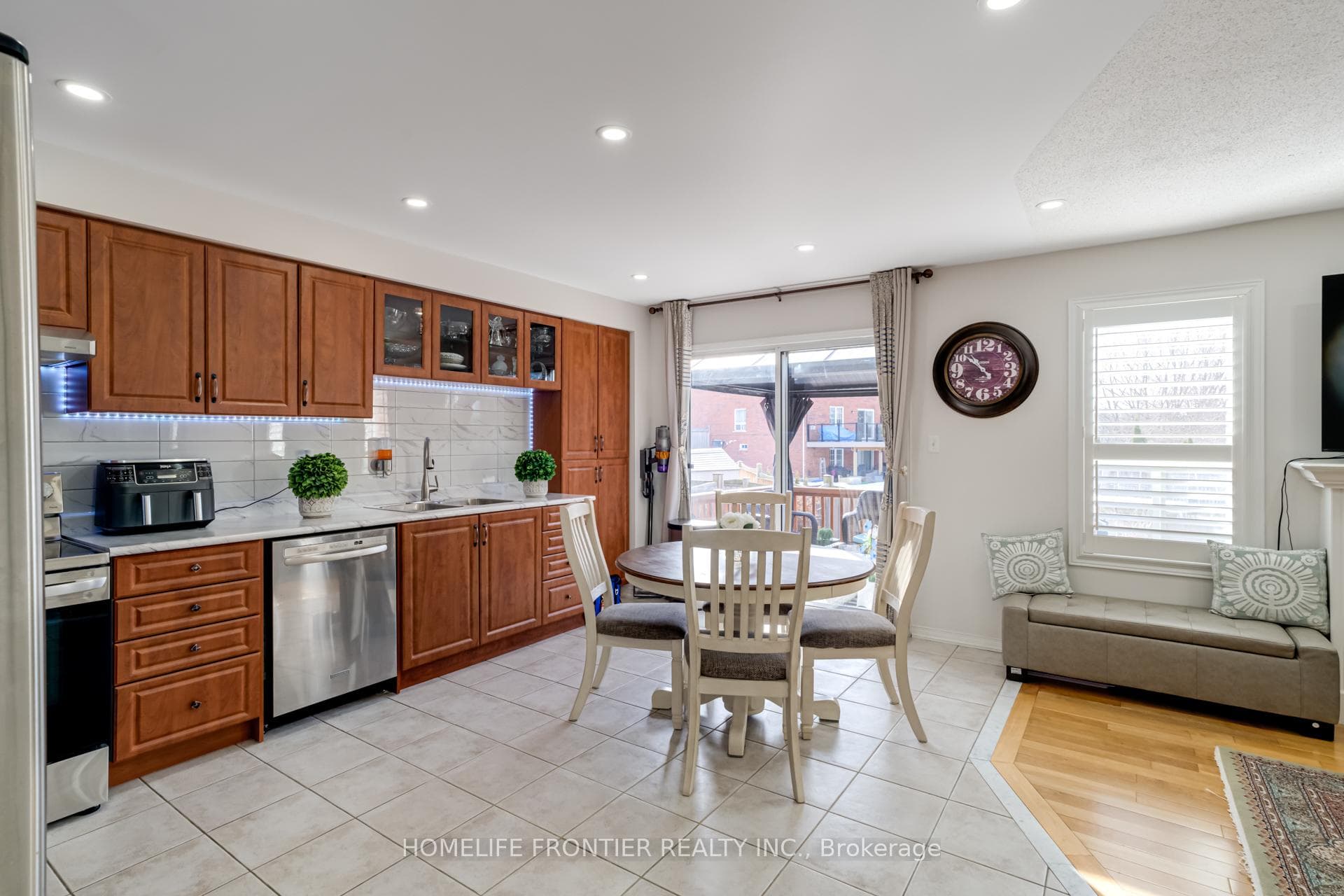 70 Starr Crescent photo 8