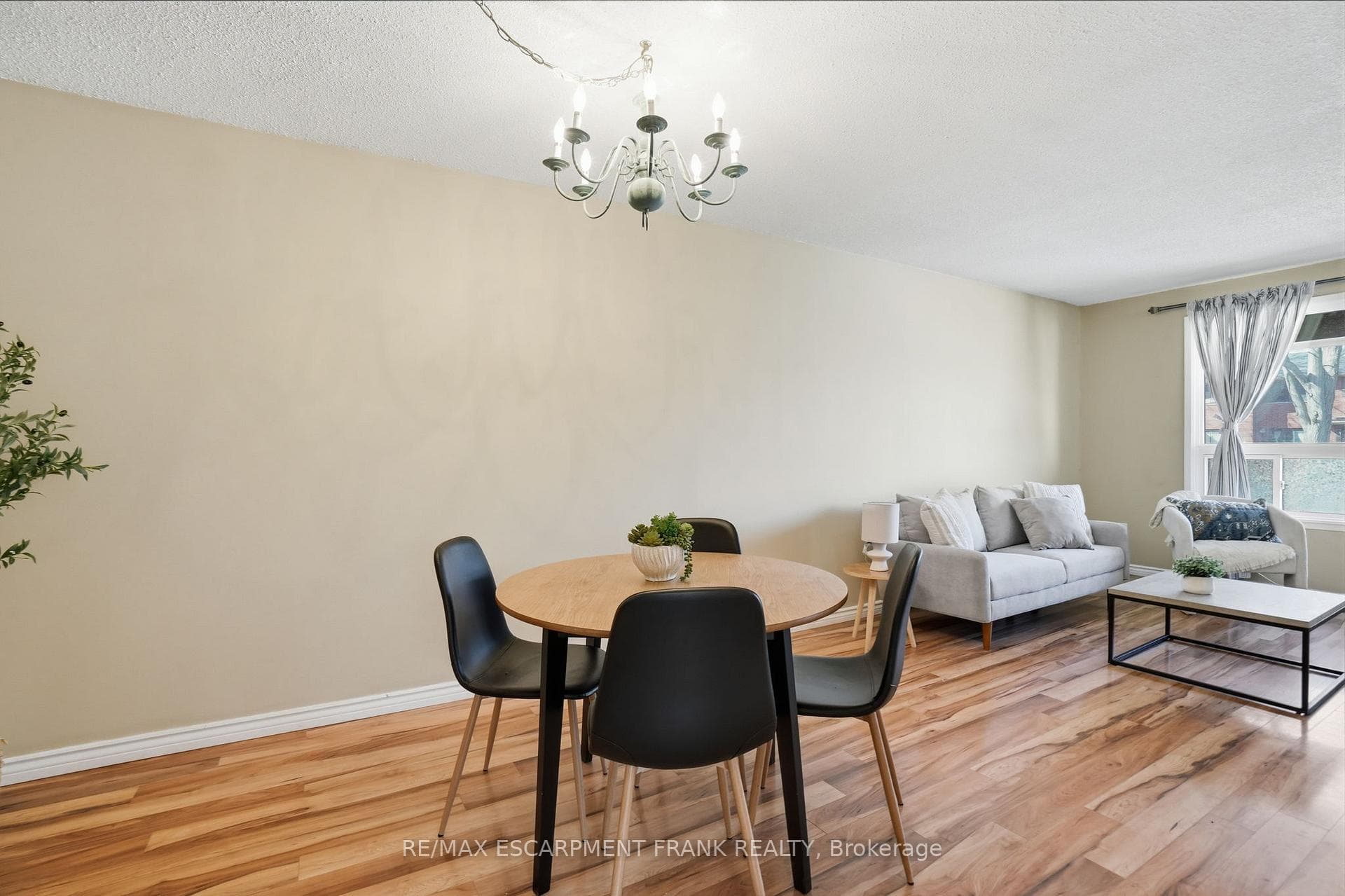 94 WENDOVER Drive photo 8