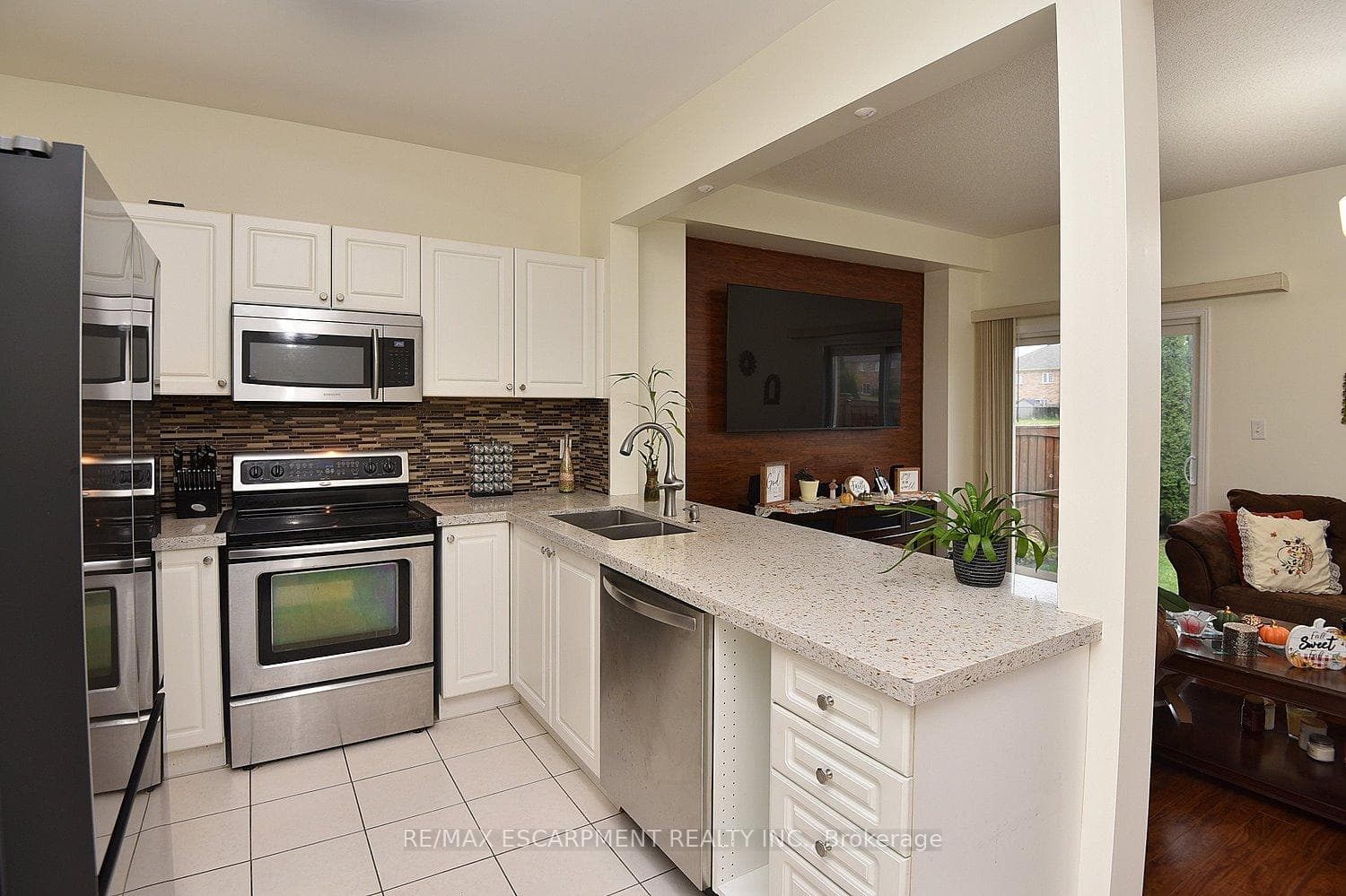 670 Lott Crescent photo 16