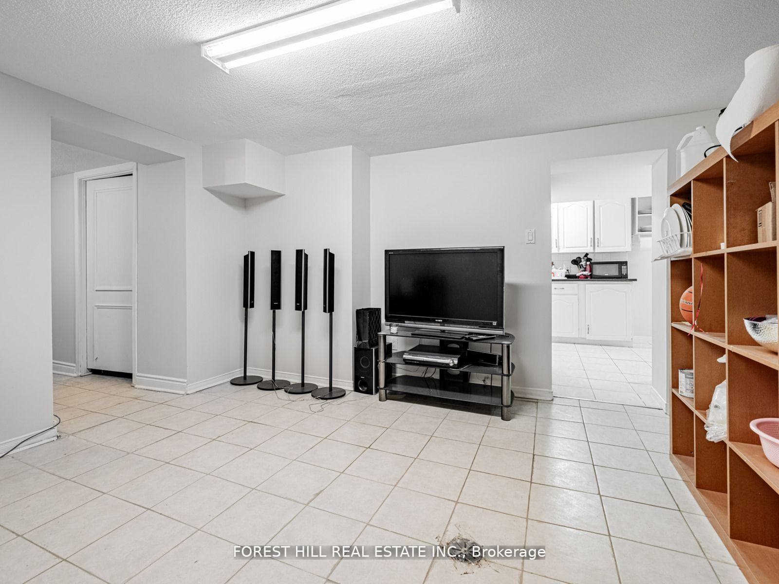 381 Hollywood Avenue photo 31