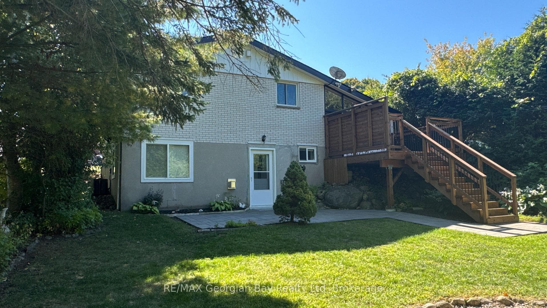 754 Victoria Street photo 10