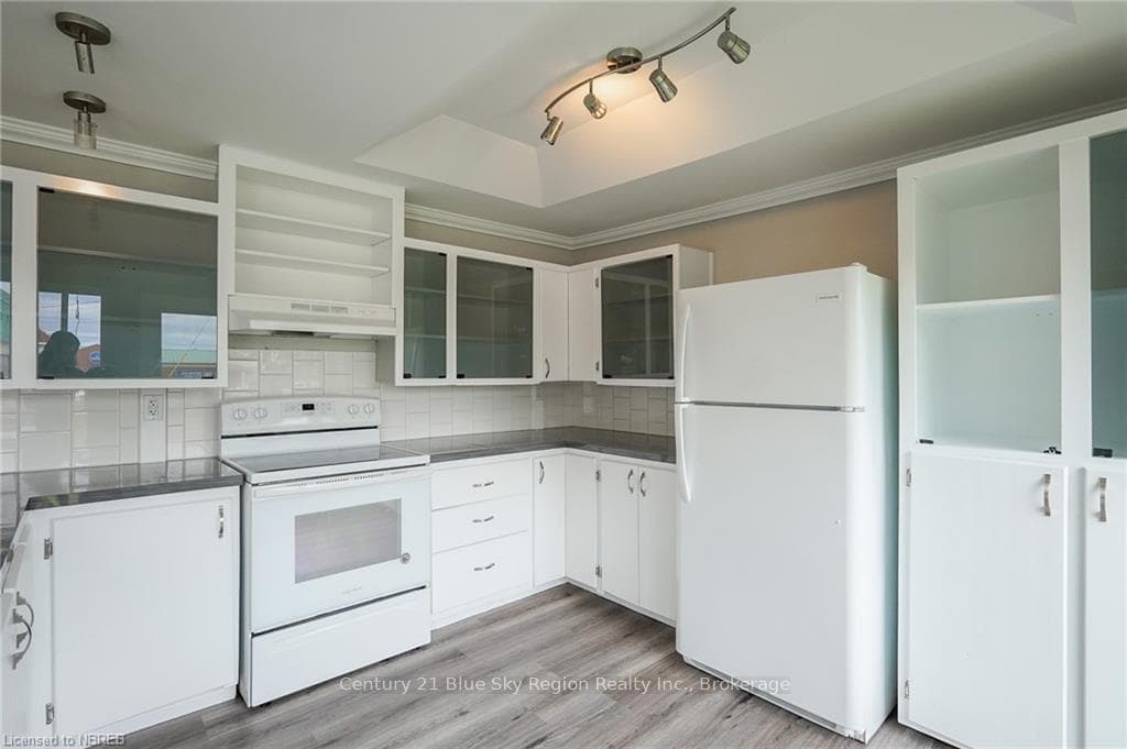 523 MCINTYRE Street photo 5