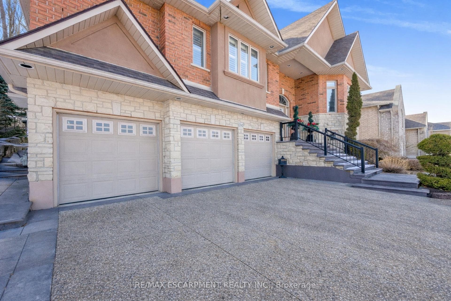 130 DORCHESTER Drive photo 2