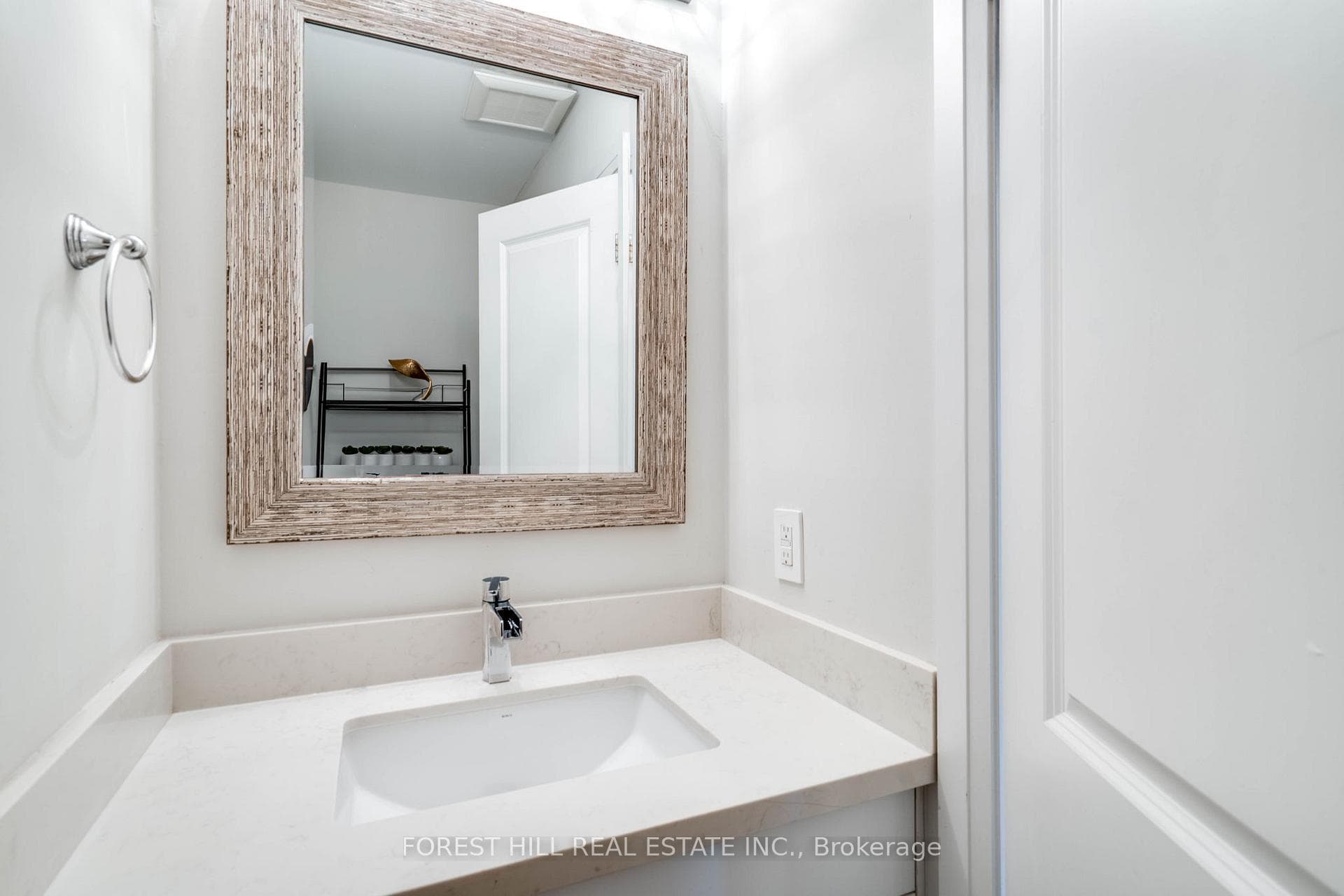 181 Lisa Crescent photo 23
