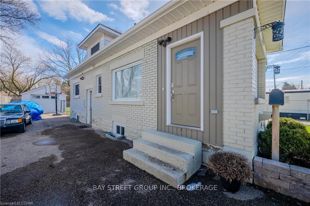 136 WOOLWICH Street photo 2